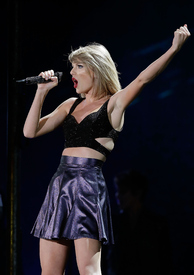 tswift271115BZNimage23.jpg