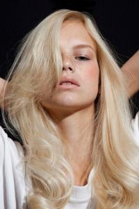 Chanel-blonde-beauty-1.jpg