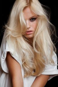 Chanel-blonde-beauty-2.jpg