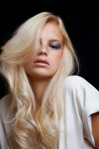 Chanel-blonde-beauty.jpg