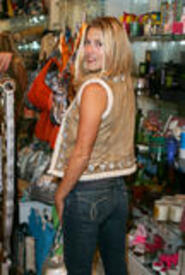 th_ali_larter_sexy_shooping0002.jpg