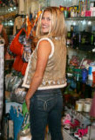 th_ali_larter_sexy_shooping0003.jpg