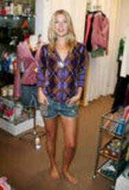 th_ali_larter_sexy_shooping0004.jpg