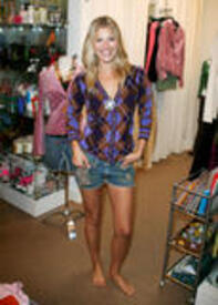 th_ali_larter_sexy_shooping0005.jpg