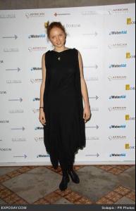 lily_cole_fortune_forum_summit_at_the_royal_courts_of_justice_in_london_on_november_30_2007_0cJfDw.jpg
