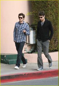 adam_brody_plaid_01.jpg