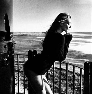 1014_686439155_carla_a_la_fenetre_H110545_L.jpg