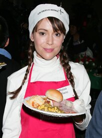 Celebutopia-Alyssa_Milano_serves_food_at_the_Los_Angeles_Mission_on_Christmas_eve-02.jpg