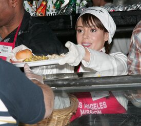 Celebutopia-Alyssa_Milano_serves_food_at_the_Los_Angeles_Mission_on_Christmas_eve-04.jpg