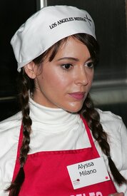 Celebutopia-Alyssa_Milano_serves_food_at_the_Los_Angeles_Mission_on_Christmas_eve-05.jpg