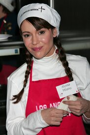 Celebutopia-Alyssa_Milano_serves_food_at_the_Los_Angeles_Mission_on_Christmas_eve-07.jpg