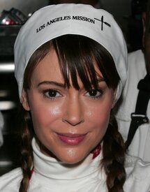 Celebutopia-Alyssa_Milano_serves_food_at_the_Los_Angeles_Mission_on_Christmas_eve-08.jpg