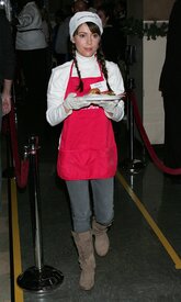 Celebutopia-Alyssa_Milano_serves_food_at_the_Los_Angeles_Mission_on_Christmas_eve-09.jpg