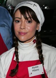 Celebutopia-Alyssa_Milano_serves_food_at_the_Los_Angeles_Mission_on_Christmas_eve-11.jpg