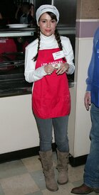 Celebutopia-Alyssa_Milano_serves_food_at_the_Los_Angeles_Mission_on_Christmas_eve-13.jpg