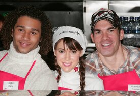 Celebutopia-Alyssa_Milano_serves_food_at_the_Los_Angeles_Mission_on_Christmas_eve-19.jpg