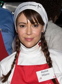 Celebutopia-Alyssa_Milano_serves_food_at_the_Los_Angeles_Mission_on_Christmas_eve-23.jpg