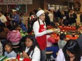 th_Alyssa_Milano_serves_food_at_the_Los_Angeles_Mission_CU_ISA_01.jpg