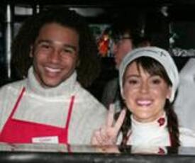 th_Celebutopia-Alyssa_Milano_serves_food_at_the_Los_Angeles_Mission_on_Christmas_eve-20.jpg