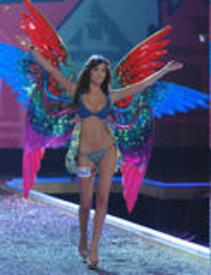 th_celebutopia.net_Victoria45s_Secret_Show_71008.jpg