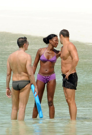 Naomi_Campbell_in_vacation_on_the_Maldives_07.jpg