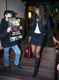 Naomi_Campbell_leaves_a_Dublin_hotel_03.jpg