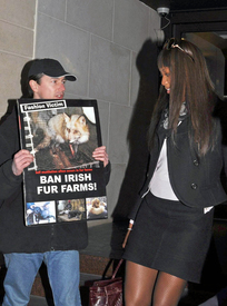 Naomi_Campbell_leaves_a_Dublin_hotel_04.jpg