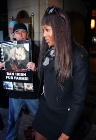 Naomi_Campbell_leaves_a_Dublin_hotel_05.jpg