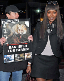 Naomi_Campbell_leaves_a_Dublin_hotel_06.jpg