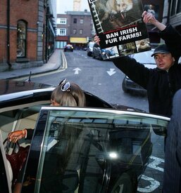 Leaving_a_Dublin_hotel_07.jpg