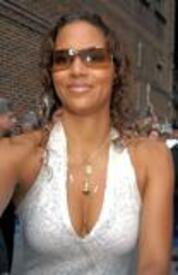th_Halle_Berry__Candids_in_white_top_cleavage0001.jpg