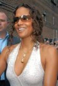 th_Halle_Berry__Candids_in_white_top_cleavage0002.jpg