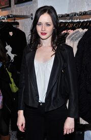 Alexis_Bledel_Twinkle_By_Wenlan_Pop-Up_Shop_opening_party_101209_002.jpg