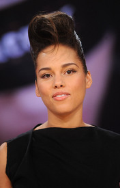 celebrity_paradise.com_TheElder_AliciaKeys2010_12_01_promoteWorldAidsDayatBETStudios1.jpg