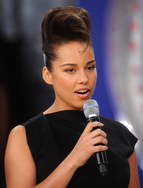 celebrity_paradise.com_TheElder_AliciaKeys2010_12_01_promoteWorldAidsDayatBETStudios2.jpg