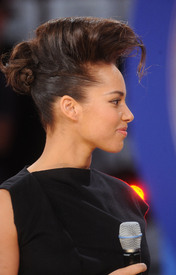 celebrity_paradise.com_TheElder_AliciaKeys2010_12_01_promoteWorldAidsDayatBETStudios3.jpg