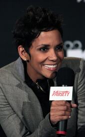 celebrity_paradise.com_TheElder_HalleBerry2010_11_29_atVarietysLosAngelesscreeningseries3.jpg