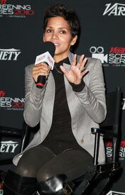 celebrity_paradise.com_TheElder_HalleBerry2010_11_29_atVarietysLosAngelesscreeningseries8.jpg