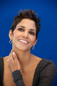 celebrity_paradise.com_TheElder_HalleBerry2010_11_30_FrankieAndAlicePressConference10.jpg