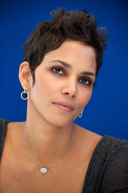 celebrity_paradise.com_TheElder_HalleBerry2010_11_30_FrankieAndAlicePressConference11.jpg