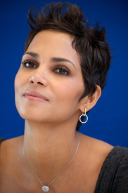 celebrity_paradise.com_TheElder_HalleBerry2010_11_30_FrankieAndAlicePressConference12.jpg