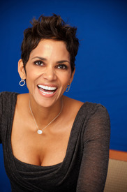 celebrity_paradise.com_TheElder_HalleBerry2010_11_30_FrankieAndAlicePressConference13.jpg