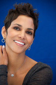 celebrity_paradise.com_TheElder_HalleBerry2010_11_30_FrankieAndAlicePressConference2.jpg