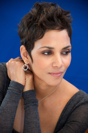 celebrity_paradise.com_TheElder_HalleBerry2010_11_30_FrankieAndAlicePressConference3.jpg