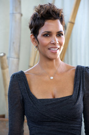 celebrity_paradise.com_TheElder_HalleBerry2010_11_30_FrankieAndAlicePressConference4.jpg