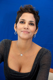 celebrity_paradise.com_TheElder_HalleBerry2010_11_30_FrankieAndAlicePressConference9.jpg