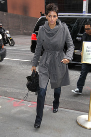 celebrity_paradise.com_TheElder_HalleBerry2010_12_06_AtGoodMorningAmericainNewYork2.jpg