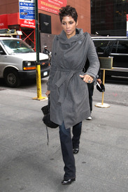 celebrity_paradise.com_TheElder_HalleBerry2010_12_06_AtGoodMorningAmericainNewYork3.jpg