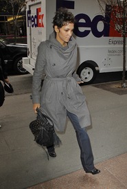 celebrity_paradise.com_TheElder_HalleBerry2010_12_06_AtGoodMorningAmericainNewYork6.jpg