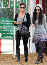 celebrity_paradise.com_TheElder_HalleBerry2010_12_07_GetsAChristmasTreeinLA10.jpg